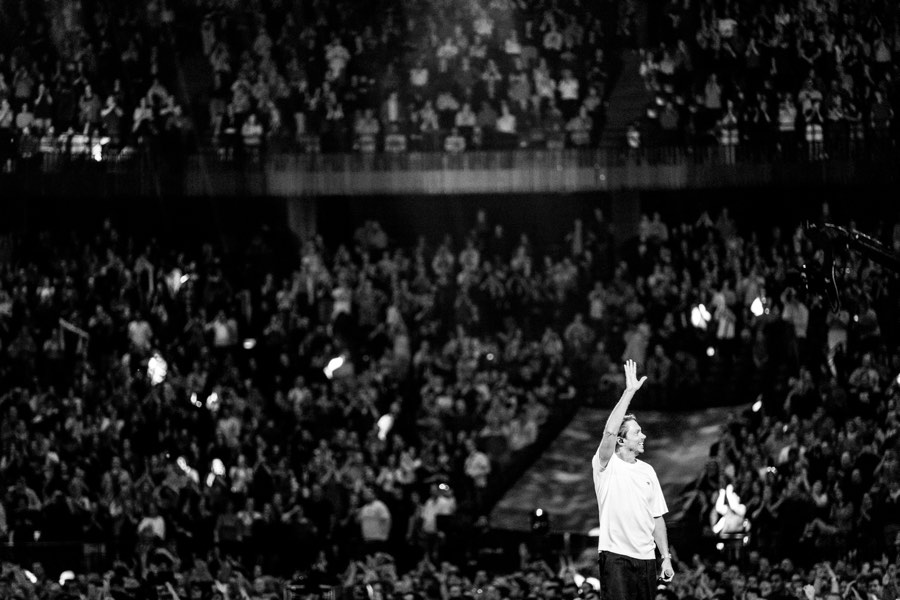 Regi zwaait naar een volle zaal in het Sportpaleis.